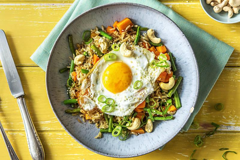 Riz sauté avec un œuf au plat