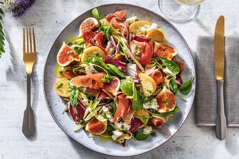Salade à la mozzarella de bufflonne, aux figues et au jambon serrano