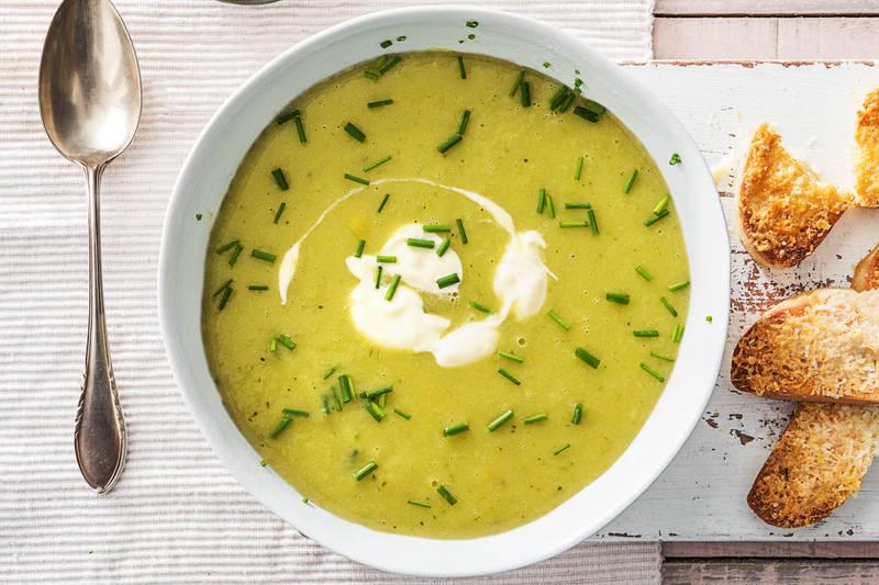 Soupe aux pommes de terre et au poireau avec de la crème fraîche