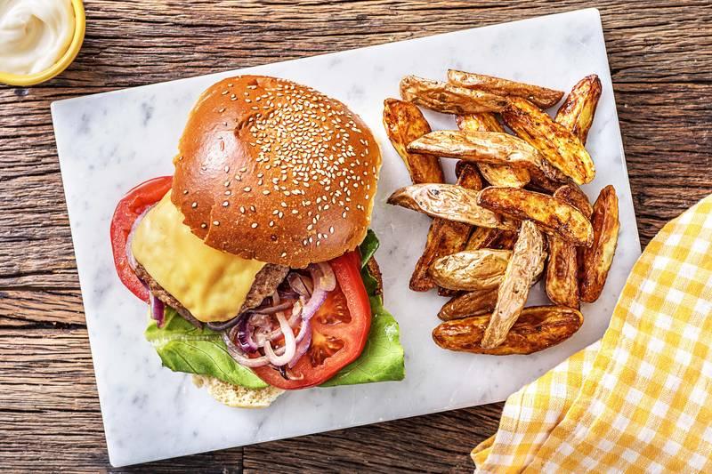 Cheeseburger à la tomate et au cheddar