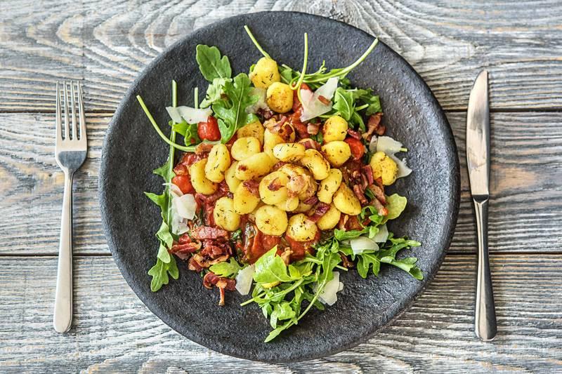 Gnocchi à la poêle, sauce tomate et lardons
