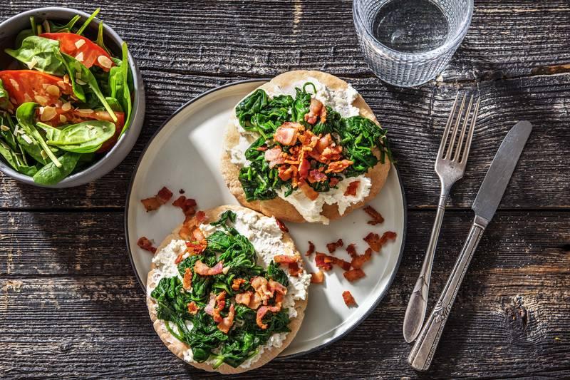 Pizza sur pita à la ricotta, aux épinards et aux lardons