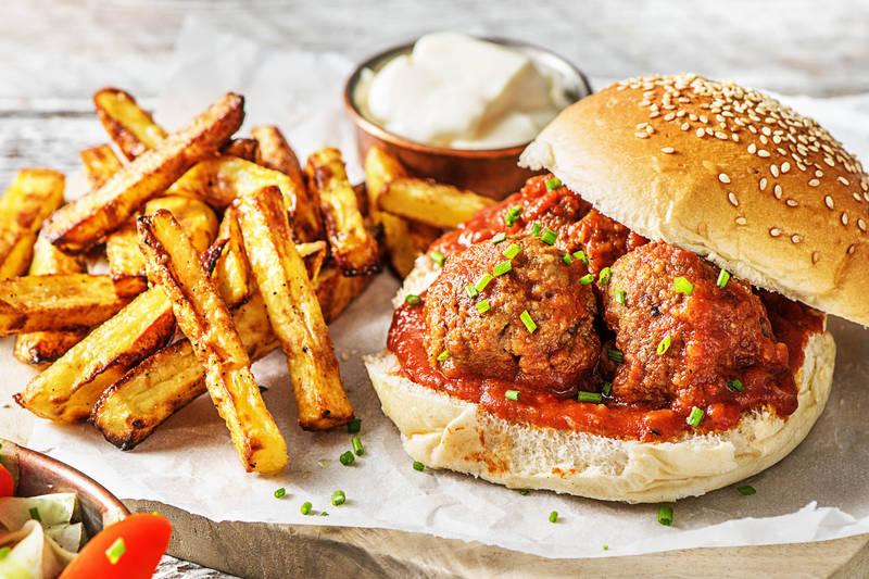 Petit pain aux boulettes dans une sauce barbecue