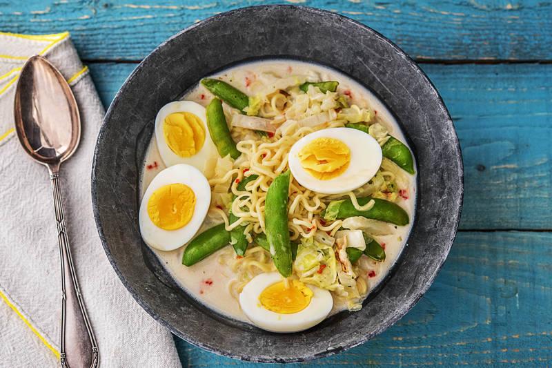 Soupe de nouilles à la noix de coco et aux sugar snaps