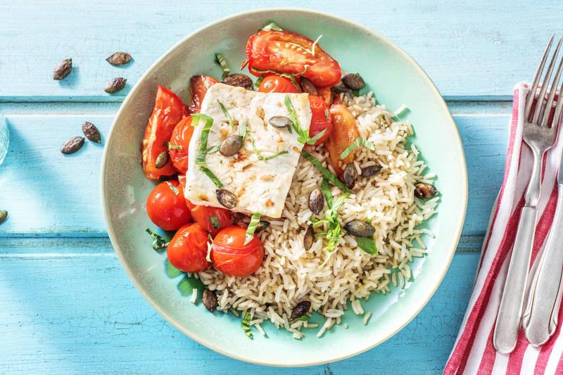 Plat grec végétarien à la feta et aux tomates à l'ail