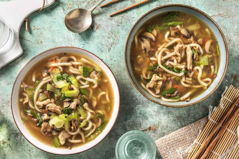 Soupe de nouilles japonaises et filet de poulet