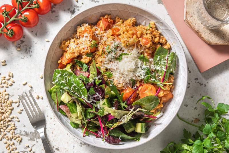 Risotto d’orge mondé au poulet haché et à la tomate