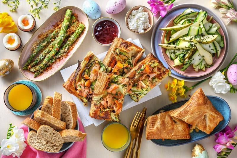 Brunch de Pâques : tarte saumon-courgettes, œufs à la coque, asperges et jus d'orange