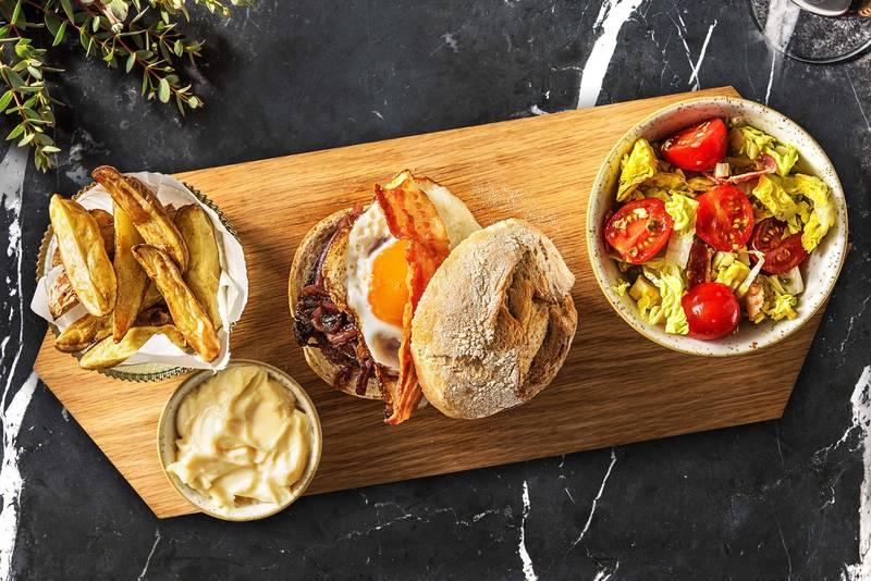 Burger de bœuf, œuf au plat & lard
