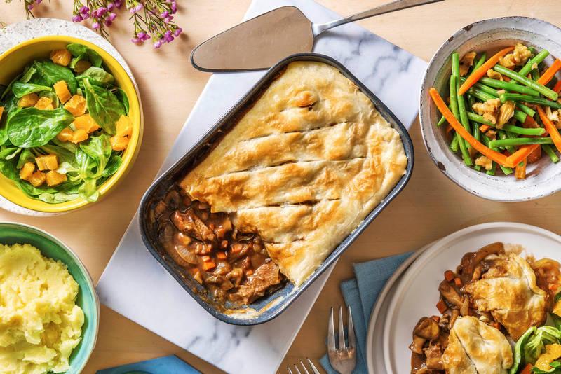 Tourte au ragoût de veau, purée & carottes