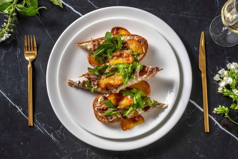 Bruschetta au confit de canard & pêches rôties