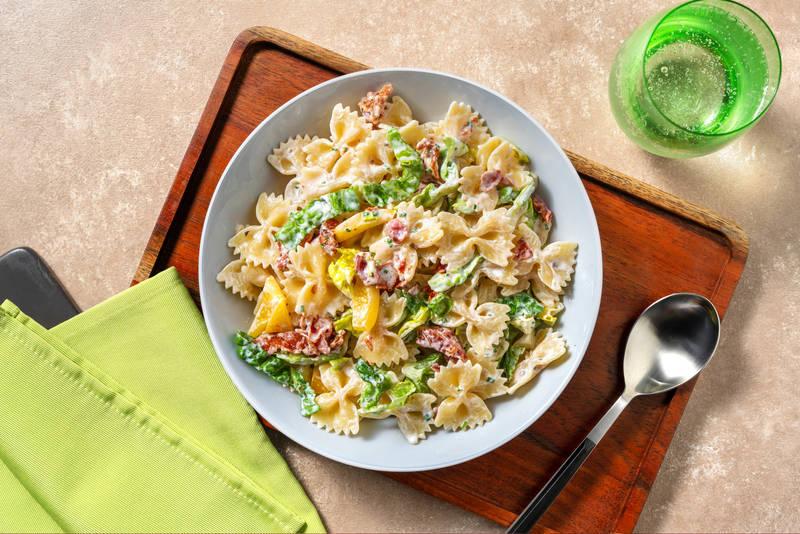 Salade de farfalle, lard & sauce ciboulette
