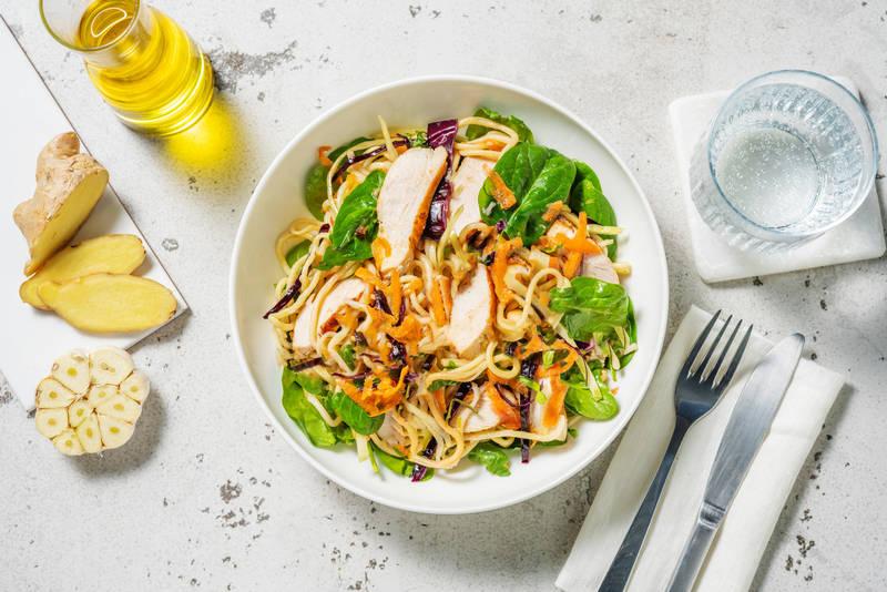 Salade aromatique de nouilles au poulet
