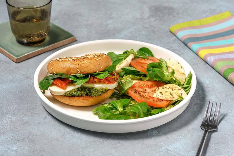 Bagel fior di latte, pesto & tomates séchées