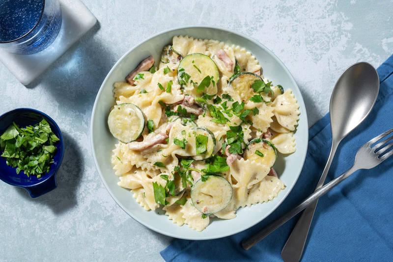 Cheesy farfalle aux lardons fumés & courgette