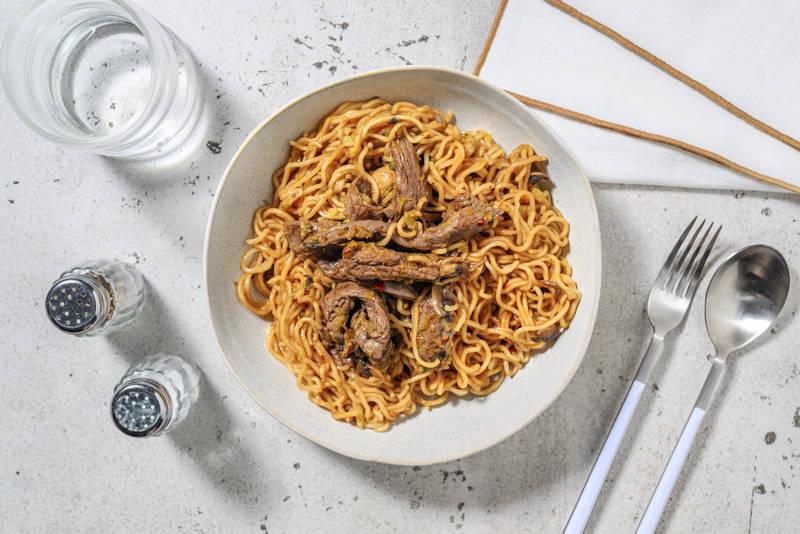 Wok de nouilles sautées aux crevettes marinées
