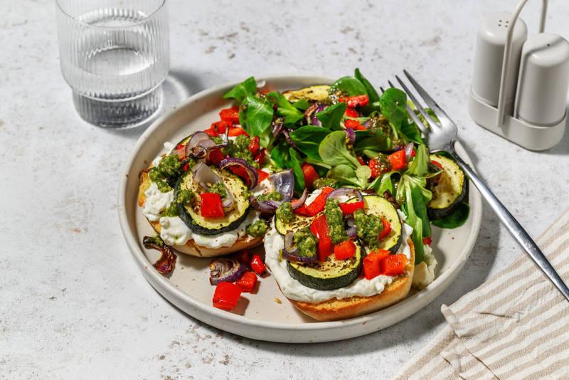 Bagel-tartines courgette & crème de basilic