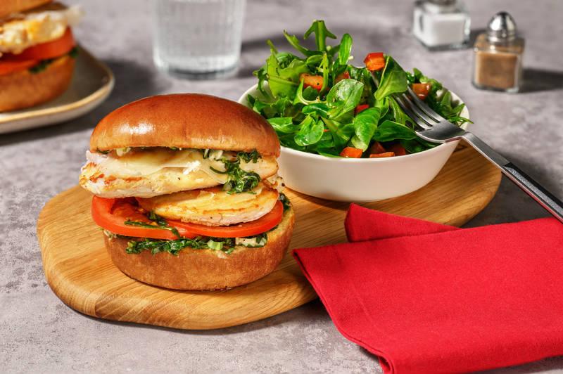 Burger poulet poêlé & sauce pistou maison