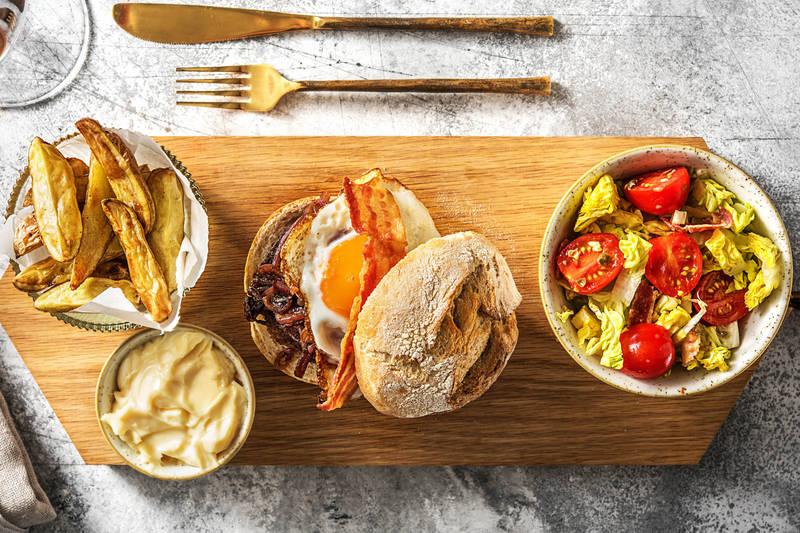 Burger de luxe et quartiers de pommes de terre