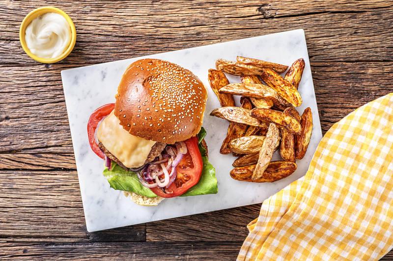 Cheeseburger à la tomate et au fromage vieux